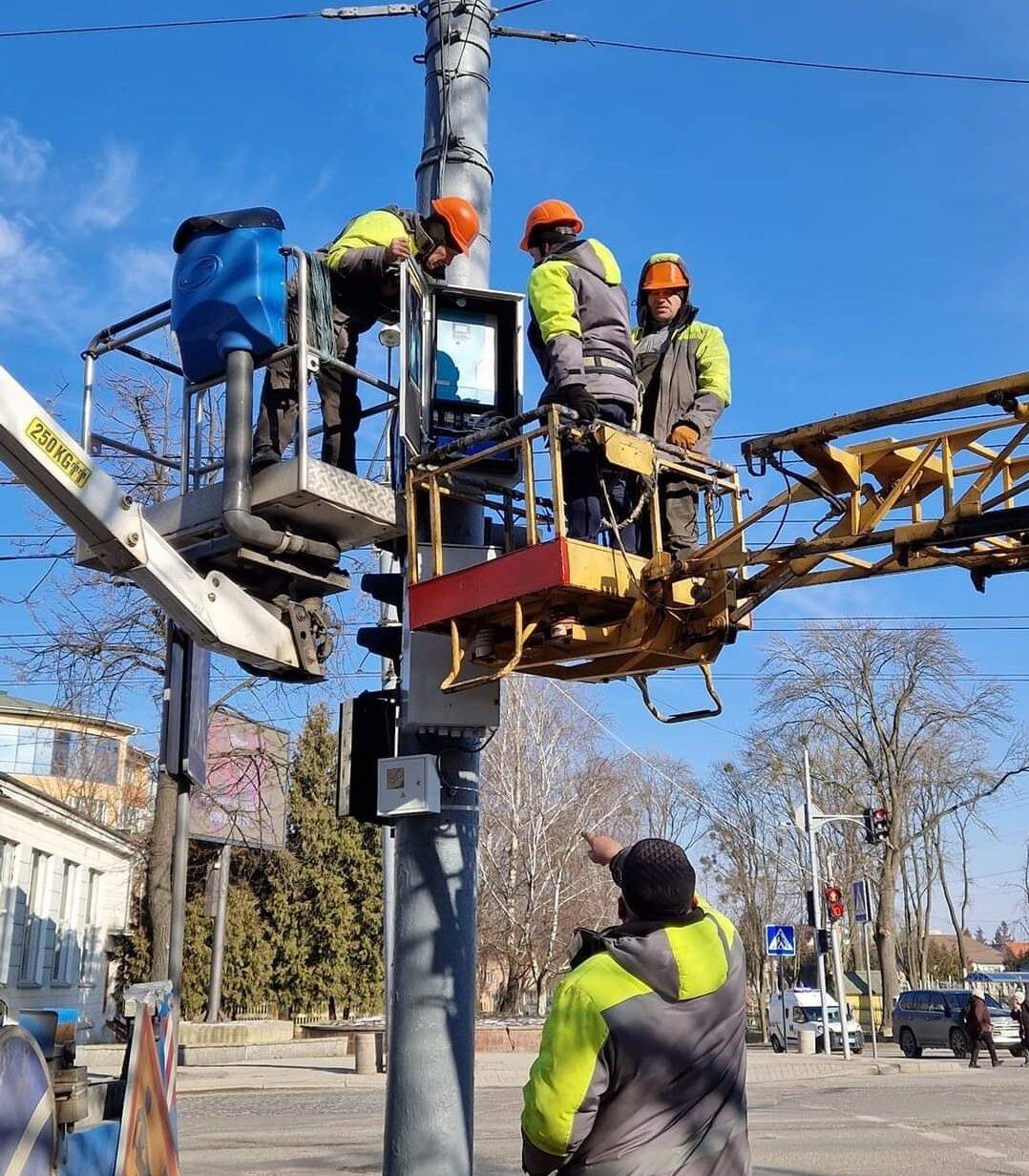 Світлофори на великому перехресті в Рівному працюватимуть, навіть коли не буде світла