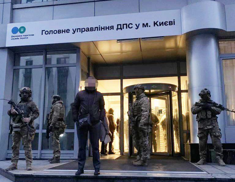 Під час обшуку у посадовиці податкової знайшли список бажань на мільйони