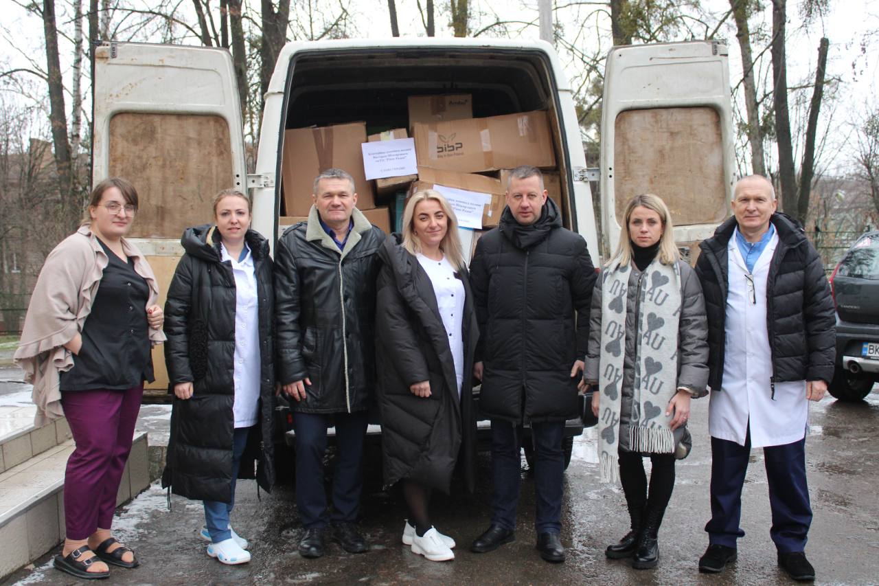 Рівненські волонтери продовжують допомагати медичним закладам