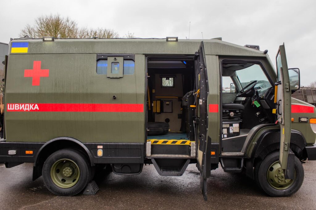 Броньовані «швидкі» для рятування українців передали з Люксембурга