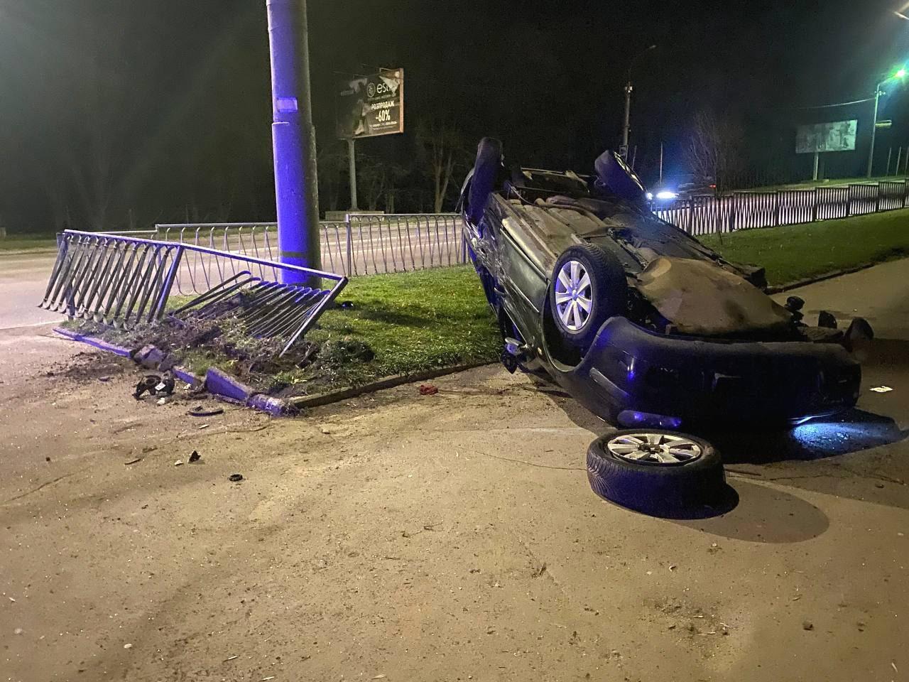 В Рівному від удару під час зіткнення автомобілів один з них перекинувся