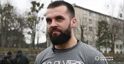 Спершу волонтерив, а потім вступив у «Лють»