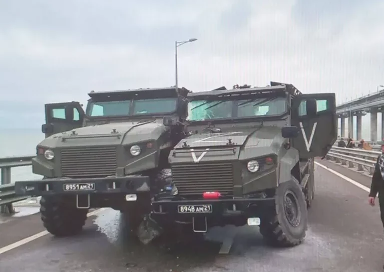 На Кримському мосту у масштабну аварію потрапила колона броньовиків окупантів1