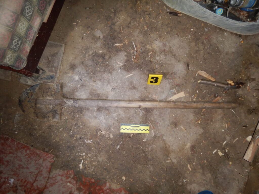 На Рівненщині поліцейські виявили закопане тіло чоловіка біля будинку3