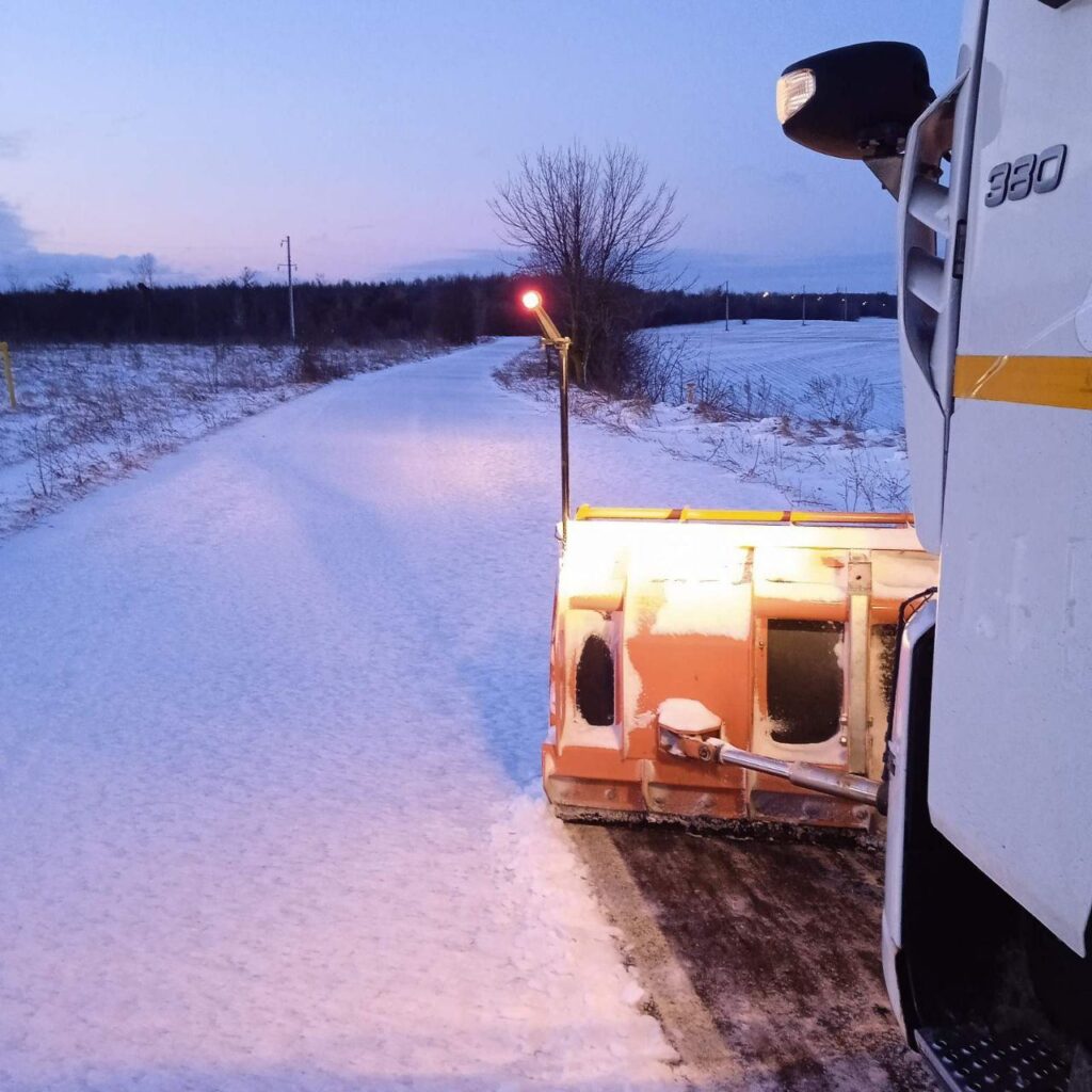 На дорогах Рівненщини усю ніч працювала снігоочисна техніка1