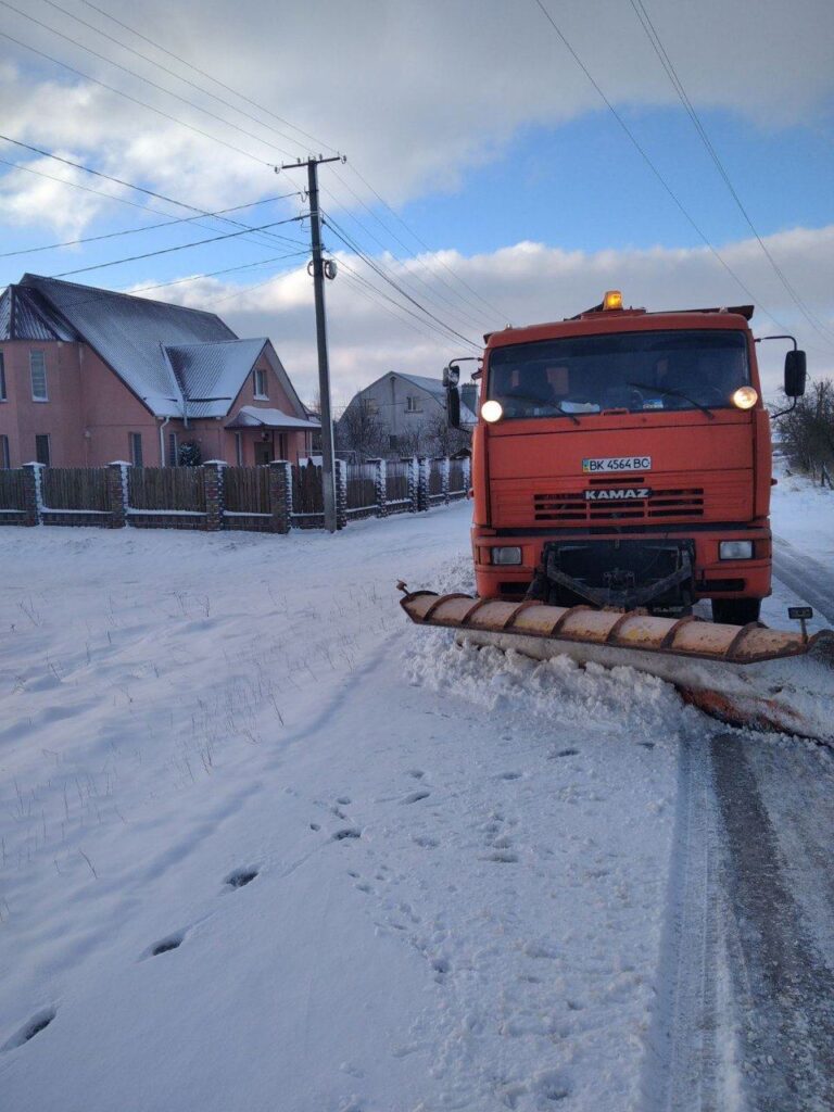 На дорогах Рівненщини усю ніч працювала снігоочисна техніка2
