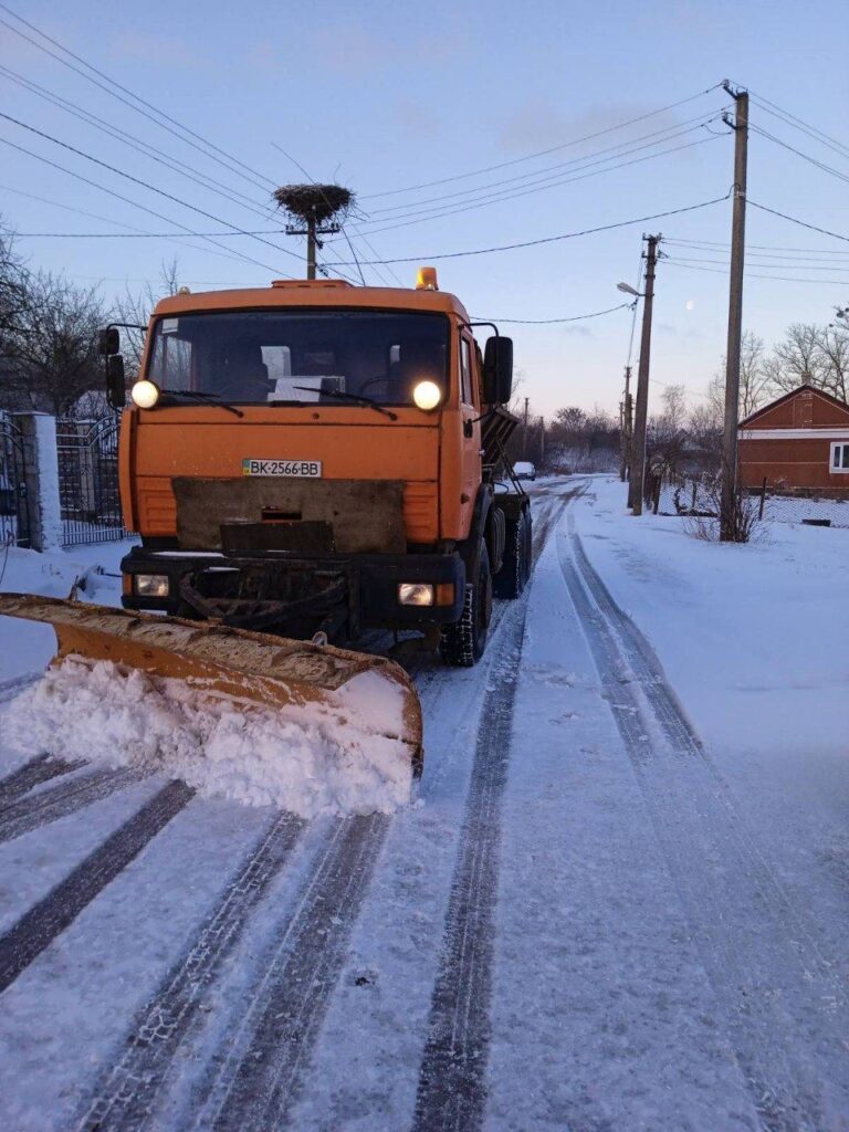 На дорогах Рівненщини усю ніч працювала снігоочисна техніка3