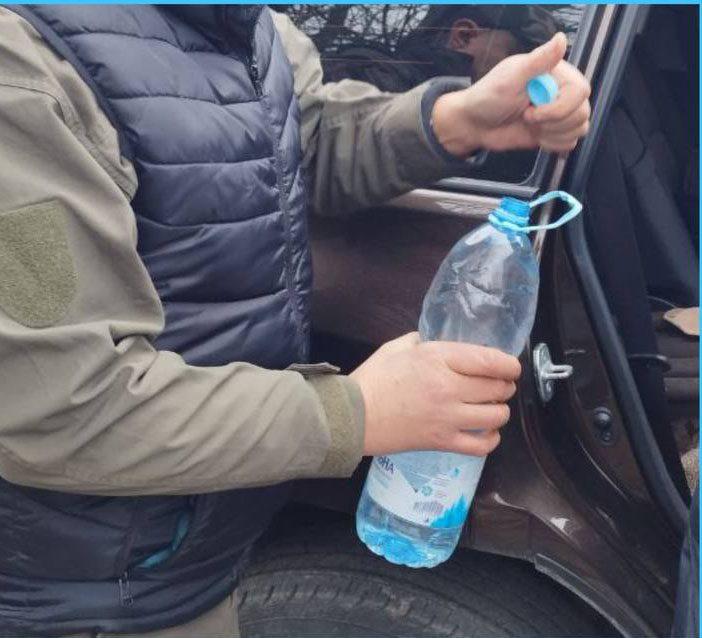 Поліцейські під час перевірки авто виявили рідину, схожу на спирт3