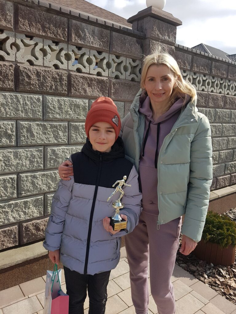 Рівненська легкоатлетка подарувала свій кубок маленькому земляку