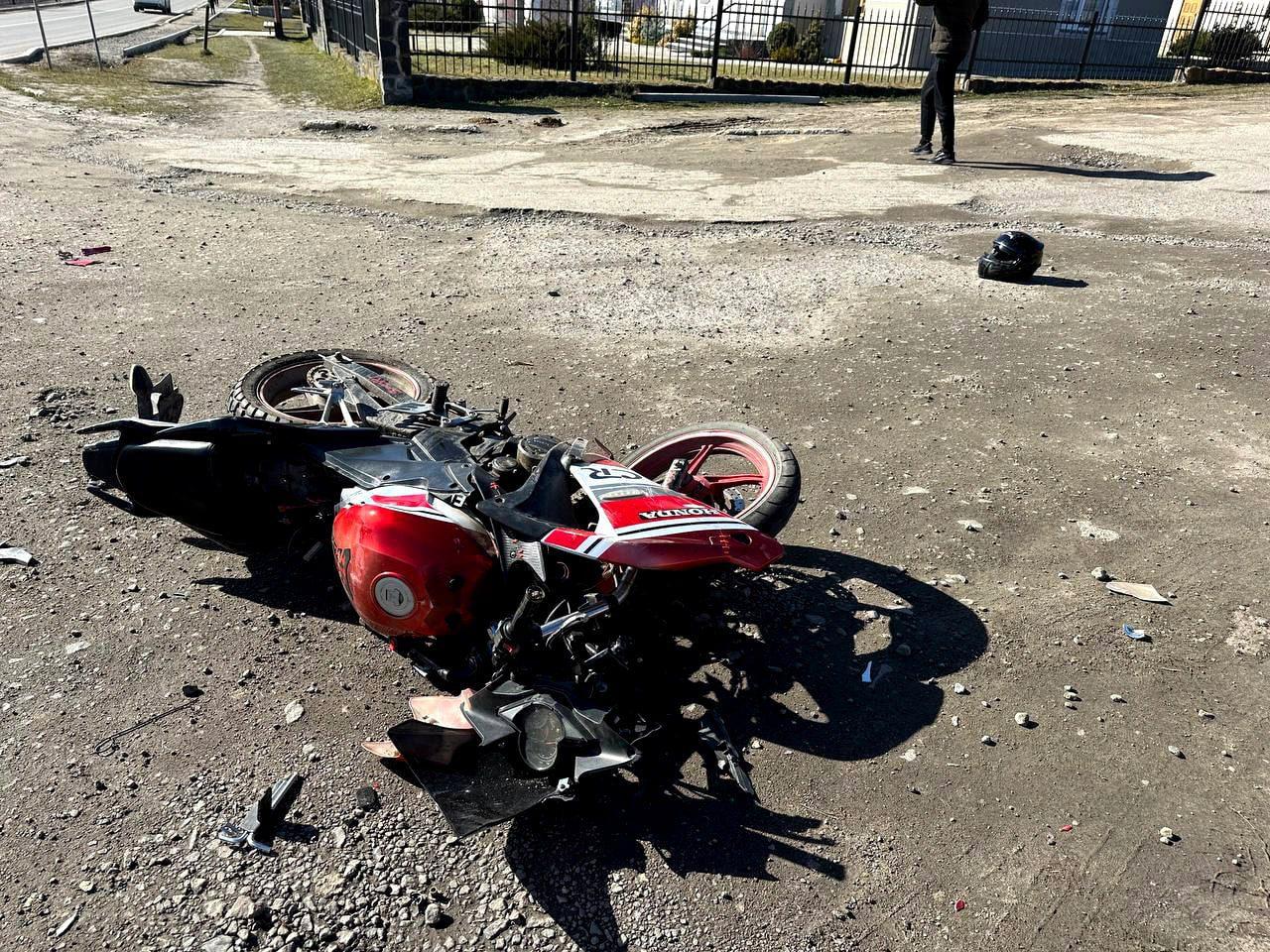 В ДТП у Рівненському районі тяжко травмувався мотоцикліст