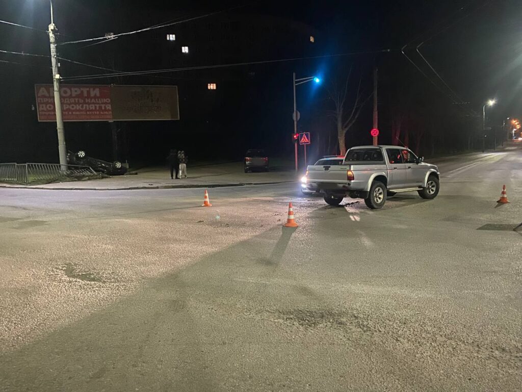 В Рівному від удару під час зіткнення автомобілів один з них перекинувся