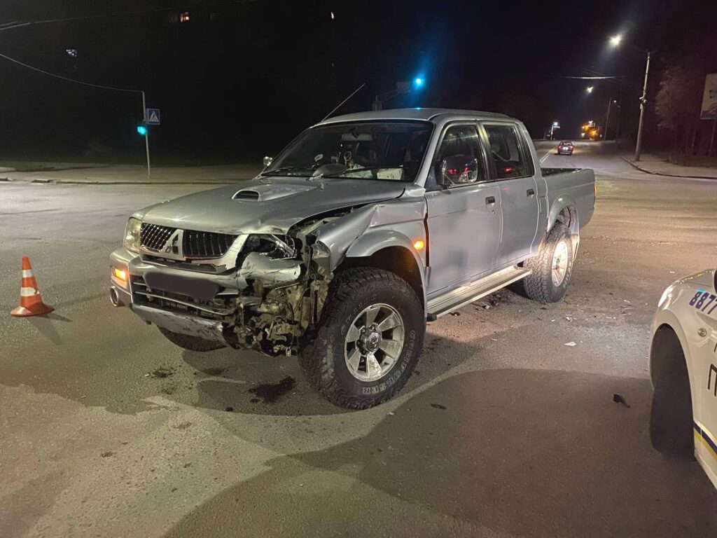 В Рівному від удару під час зіткнення автомобілів один з них перекинувся