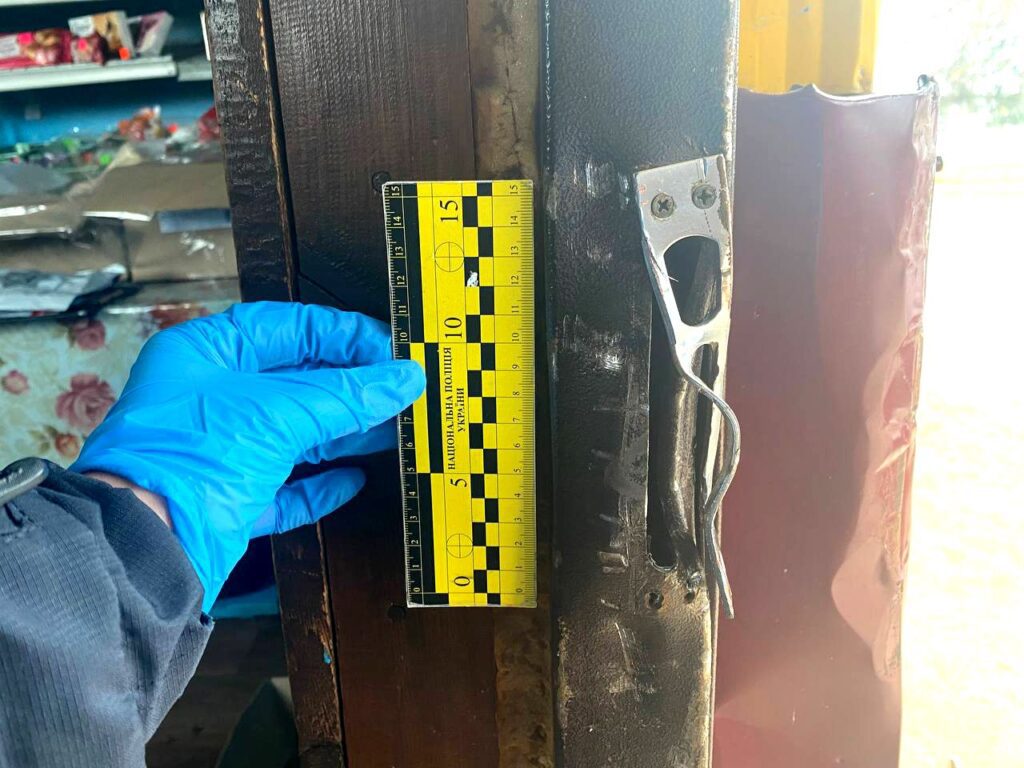 В крадіжці з магазину алкоголю, цигарок та грошей звинувачують місцевих мешканців Рівненщини