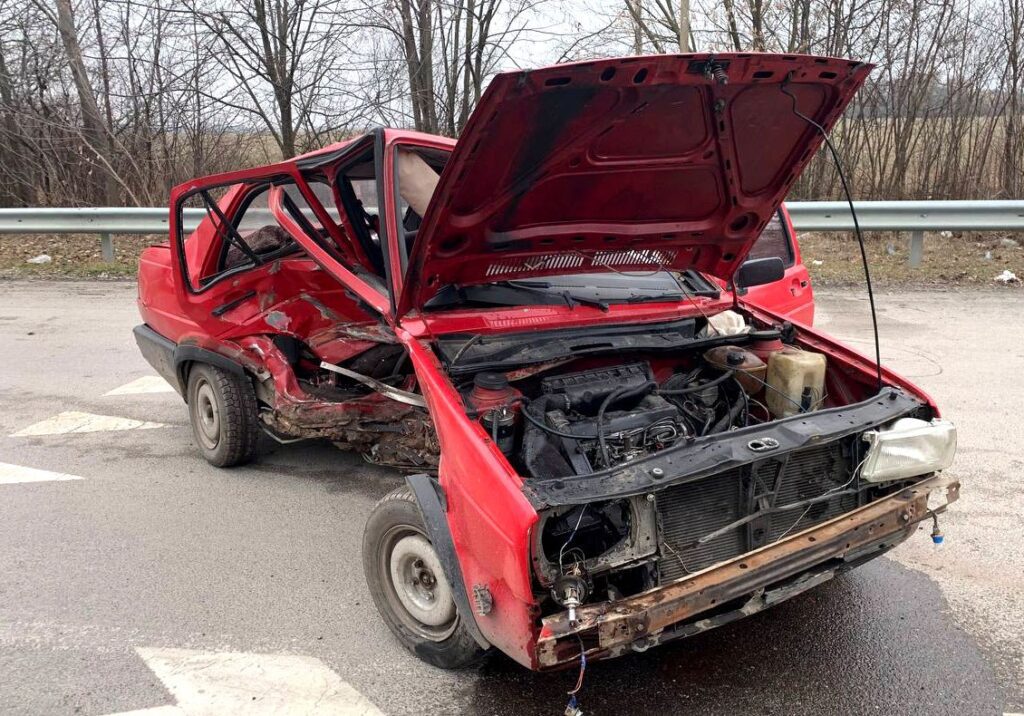 Внаслідок зіткнення двох авто на Дубенщині загинув водій легковика2