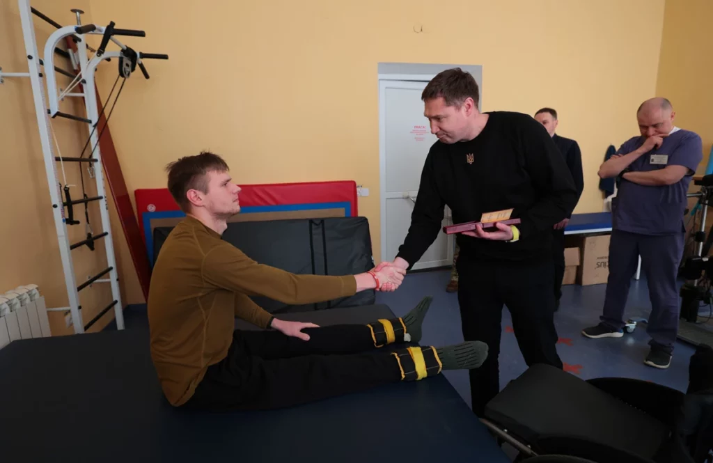 Захисник України з Рівненщини, який повернувся з полону, отримав державну нагороду