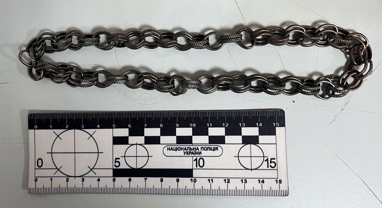 Підмінив золотий ланцюжок вартістю 240 тисяч гривень на біжутерію: у Рівному дільничні офіцери викрили шахрая