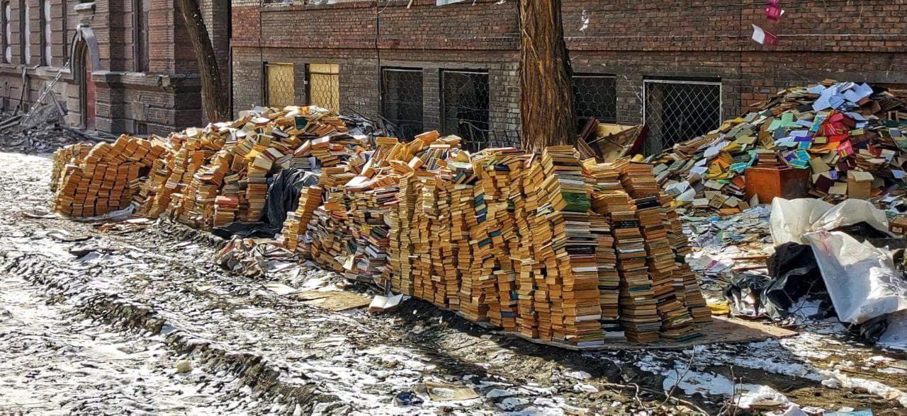 Окупанти викидають українські книжки.
