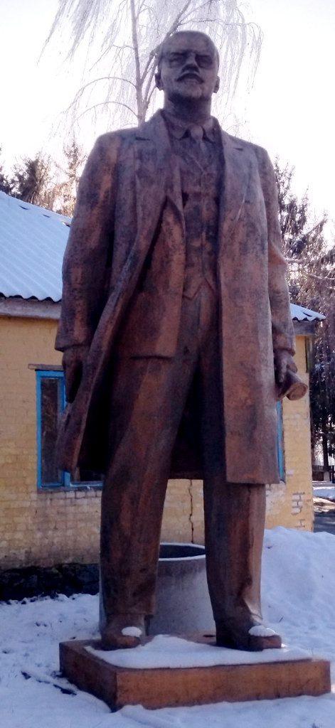 На Черкащині продається п’ятиметрова бронзова статуя Леніна