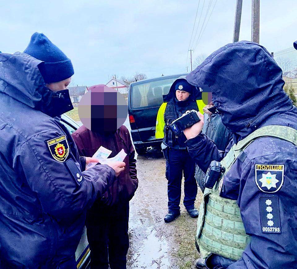 На Дубенщині поліцейським двічі намагалися дати хабар