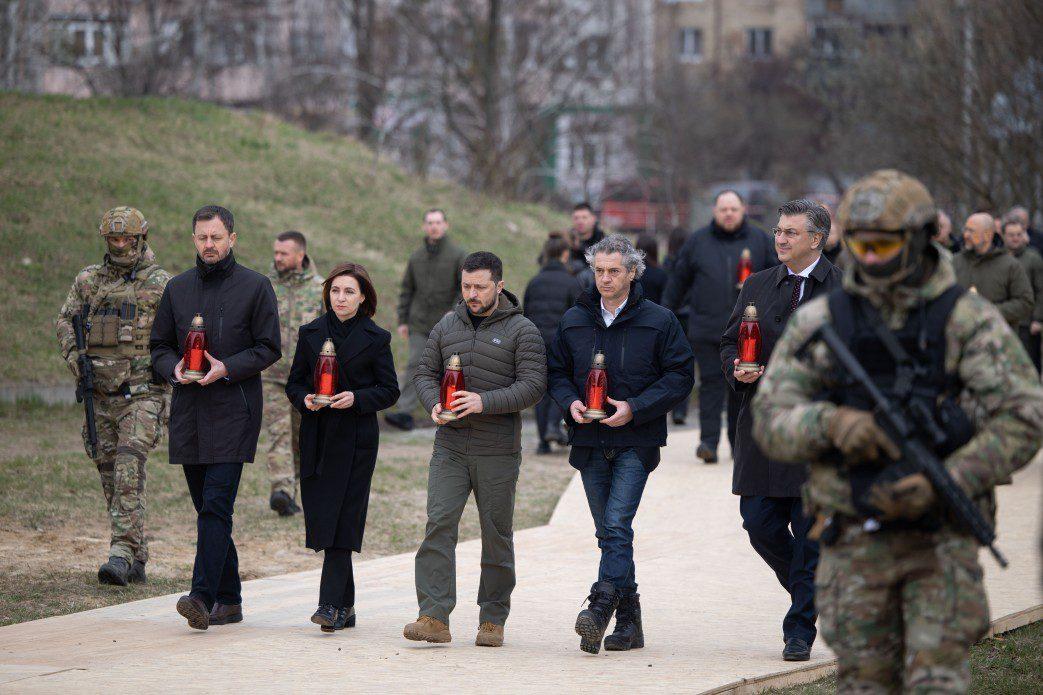 Сьогодні у Бучі, на річницю звільнення, відбулось підняття Державного прапора на відновленому флагштоку