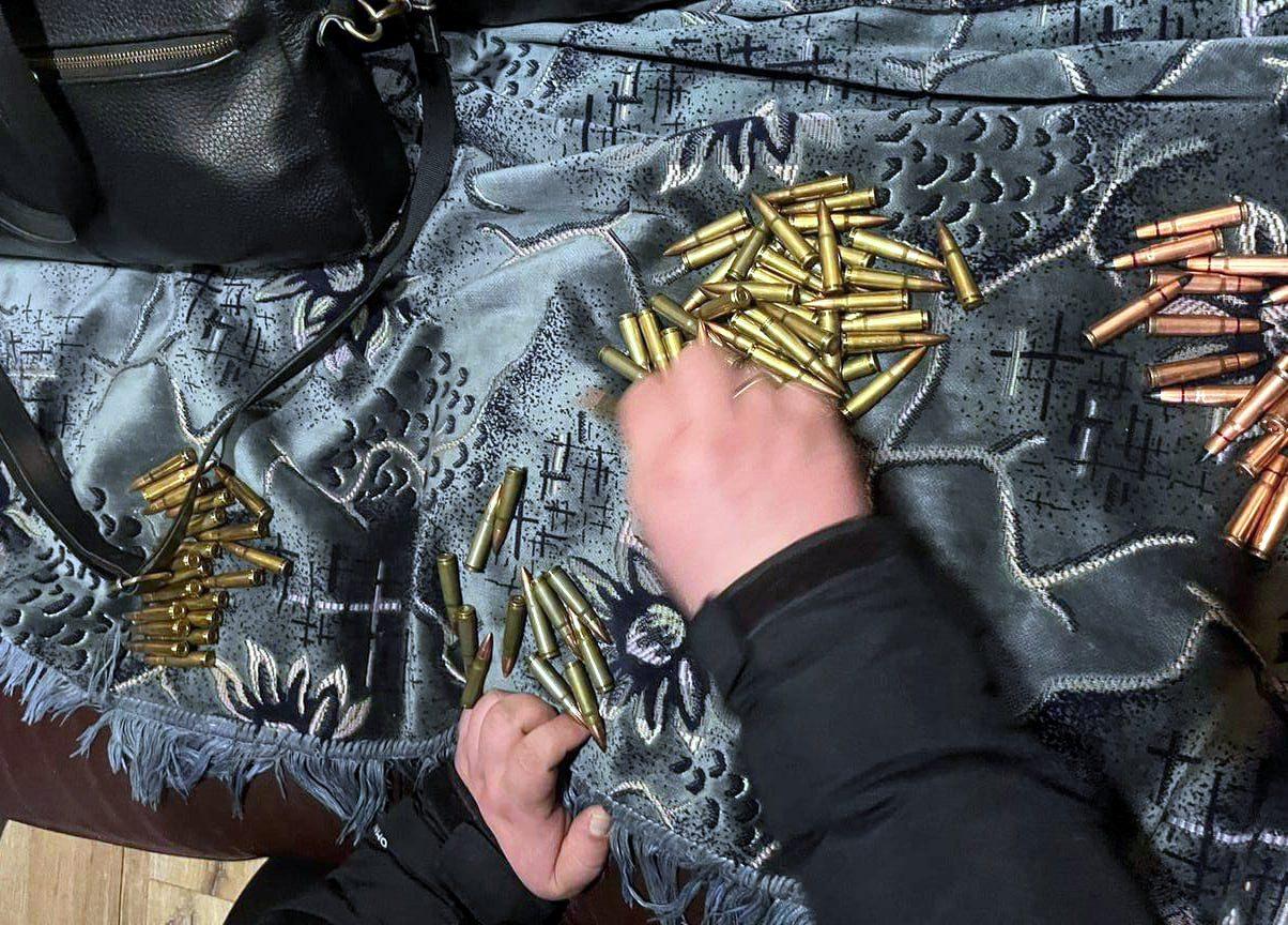 У жителя Сарн поліцейські вилучили 80 кілограмів бурштину, карабін та патрони