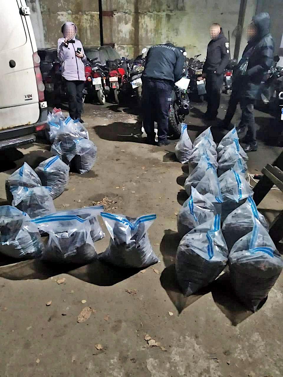 Понад 350 кілограмів бурштину вилучили поліцейські у жителя Сарненського району