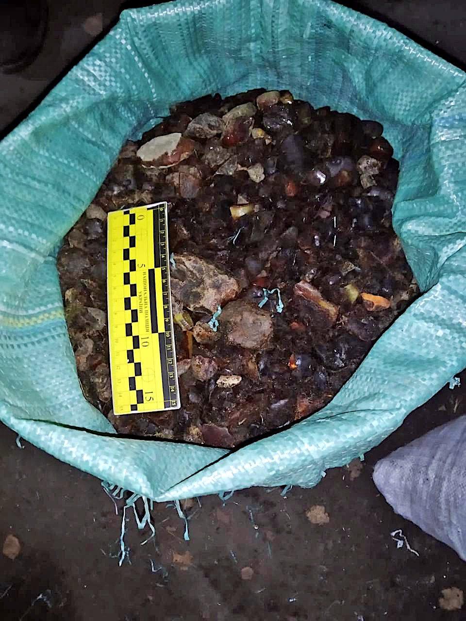 Понад 350 кілограмів бурштину вилучили поліцейські у жителя Сарненського району