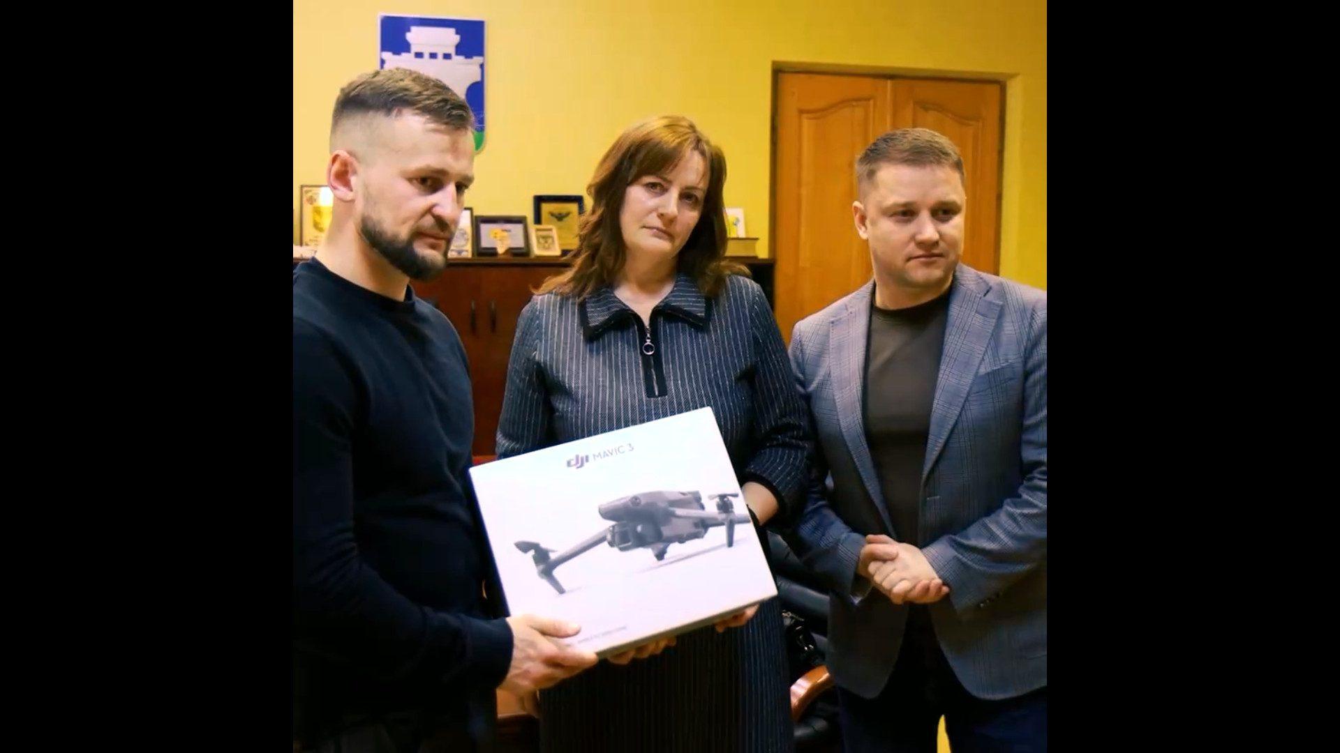 Мама загиблого Героя передала захисникам дрон (відео)
