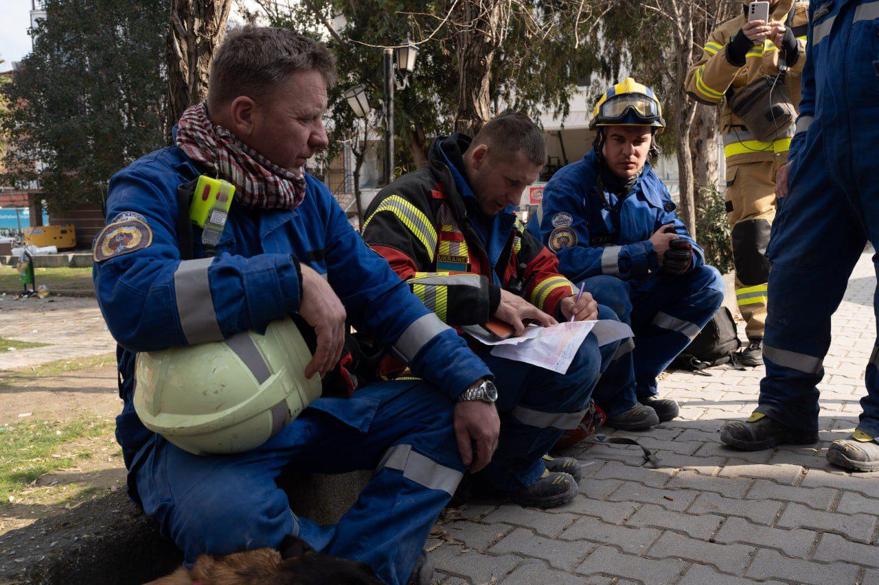 ДСНС в Туреччині врятувала жінку після багатьох діб перебування під завалами