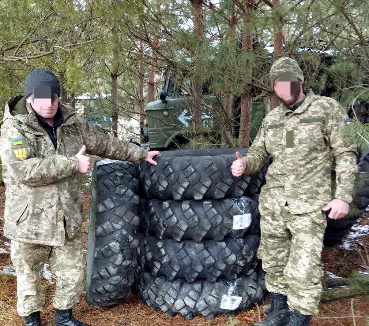 Громади підтримують військових.