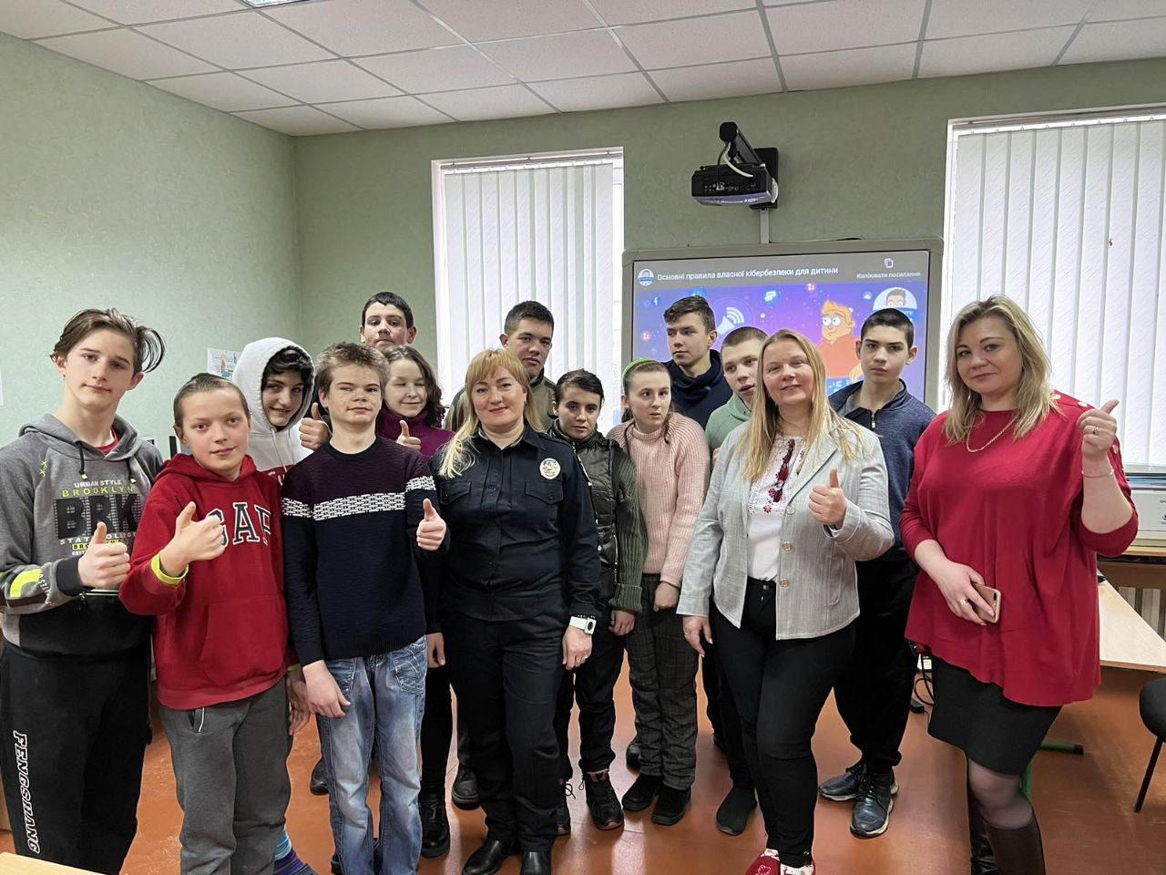 Поліцейські Рівненщини застерігають підлітків, батьків та педагогів щодо поширення російської субкультури