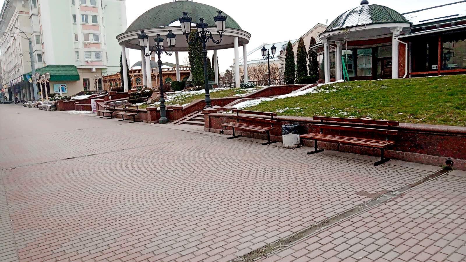 В центрі Рівного встановили чисті й зручні лавки