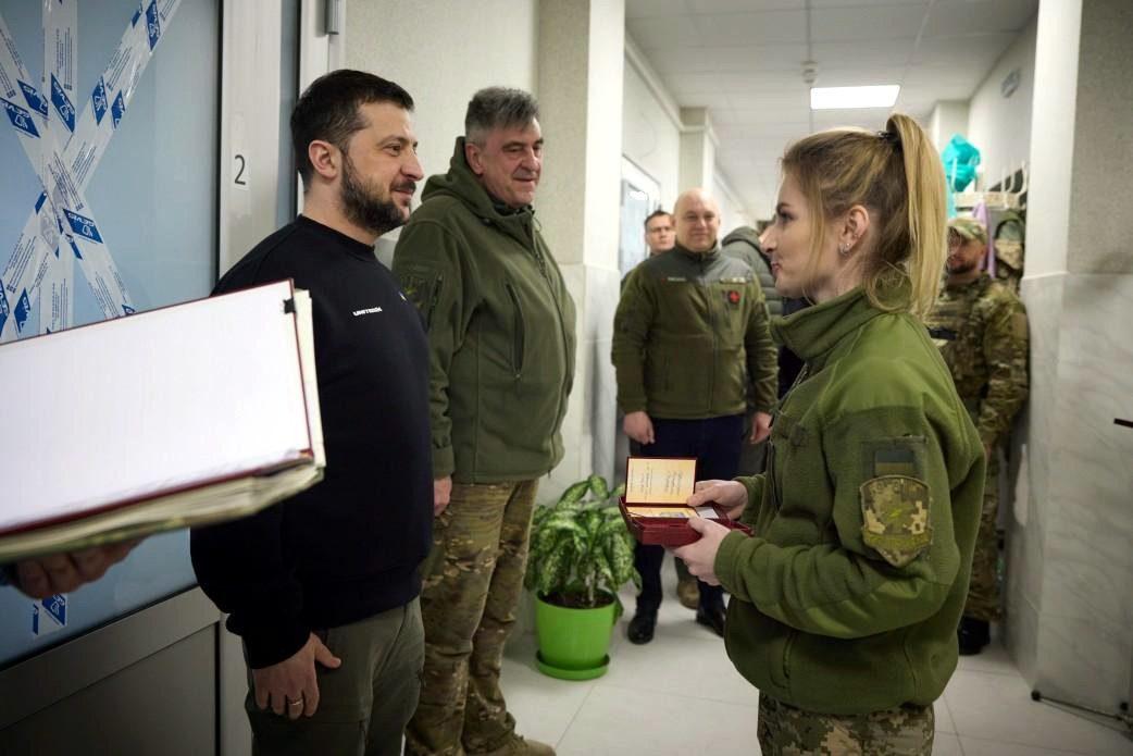 Президент України Володимир Зеленський вручив нагороди лікарям із Рівненщини