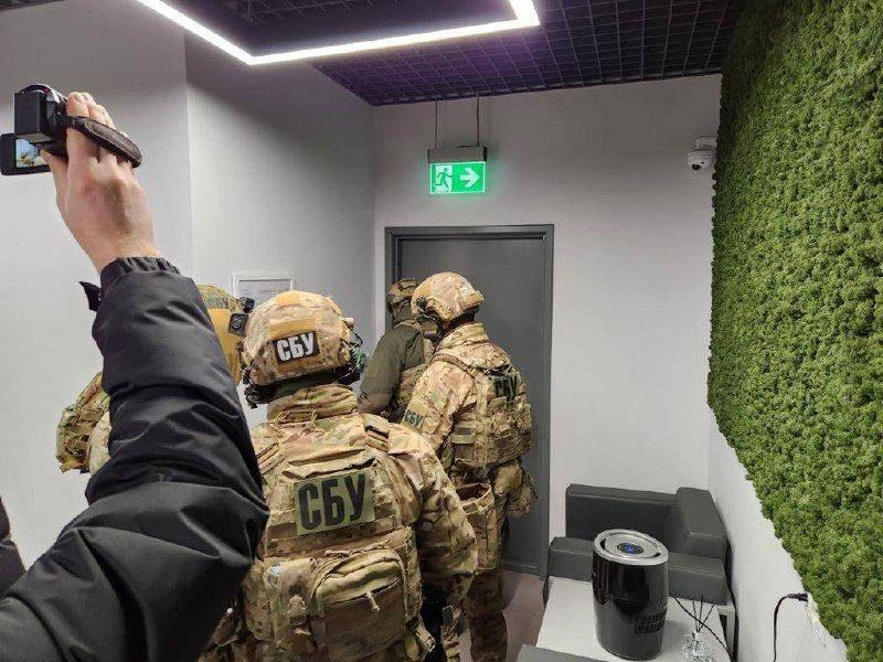 В облгазах, які належать Дмитру Фірташу, сьогодні проходять масові обшуки