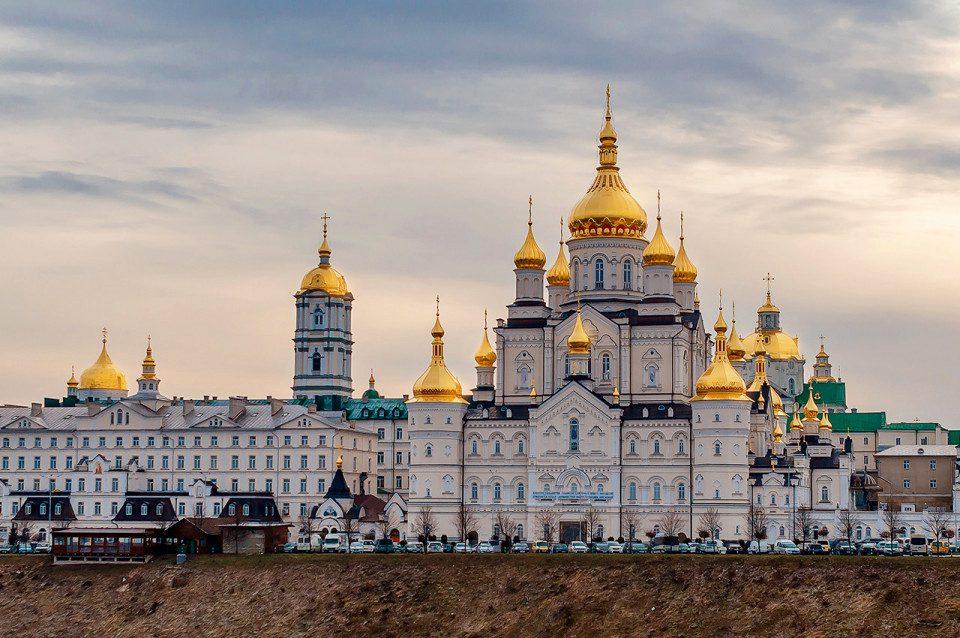 Почаївську лавру планують повернути державі