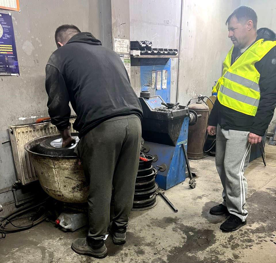 Авто потрапило у вибоїну