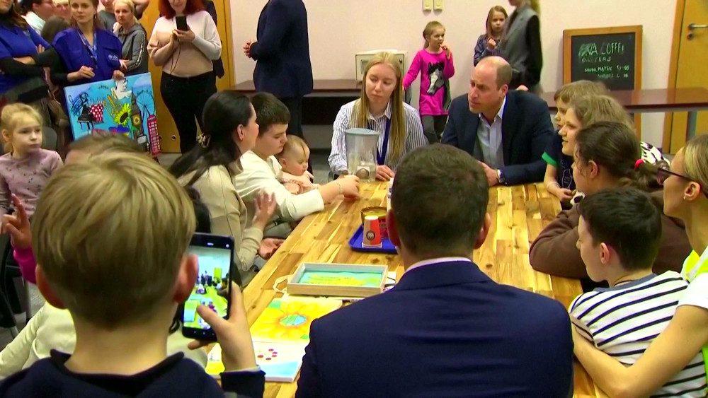 Принц Вільям зіграв у настільний теніс з українськими дітьми біженцями у Варшаві