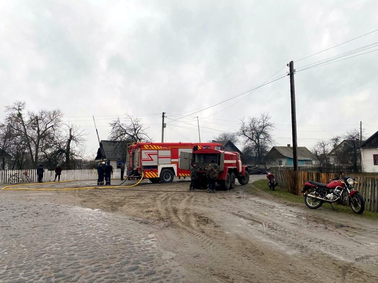 В Сарненському районі вогнеборці ліквідували пожежу у приватному господарстві