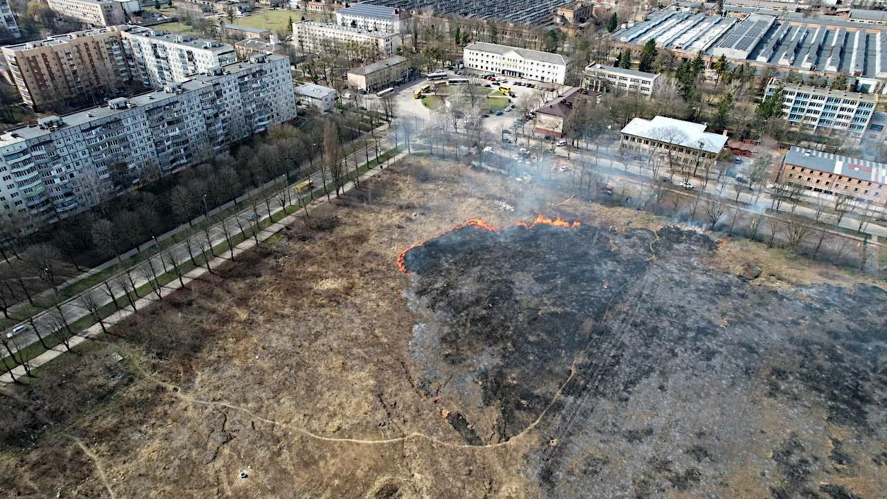 Горить трава у Рівному на Льонокомбінатівській.