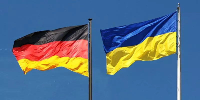 Німецький і український прапори.