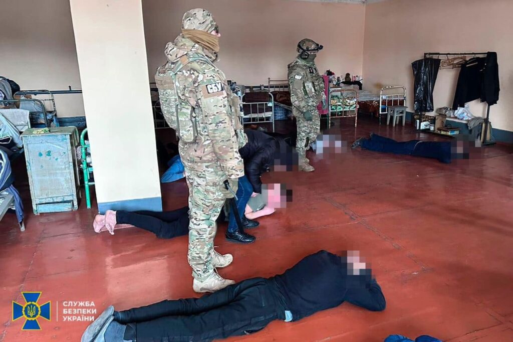 вязні Рівненської колонії виманювали у родичів українських полонених1