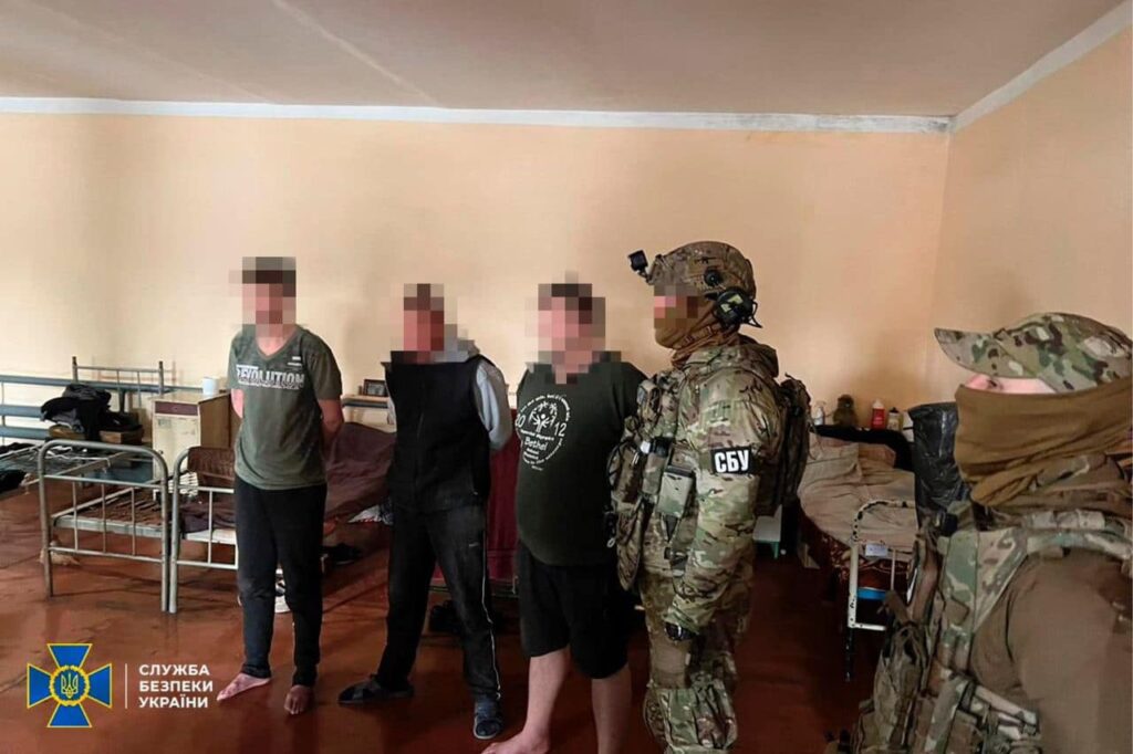 вязні Рівненської колонії виманювали у родичів українських полонених2