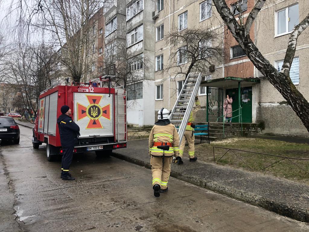Щоб відкрити двері, де перебувала літня жінка, рятувальникам довелося лізти у вікно