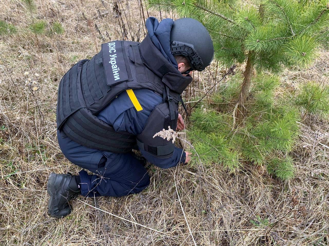 На Дубенщині піротехніки ГУ ДСНС знищили артилерійський снаряд та мінометну міну