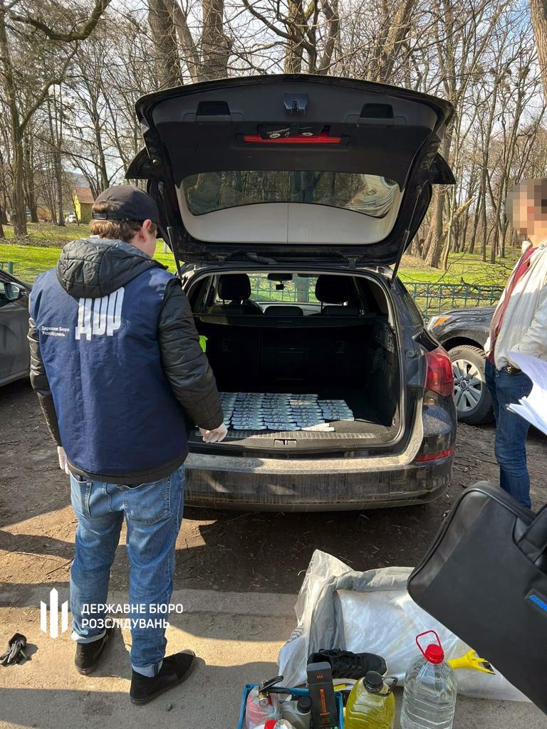 ДБР затримало правоохоронців з Львівщини, які хотіли заробити на благодійній допомозі військовим