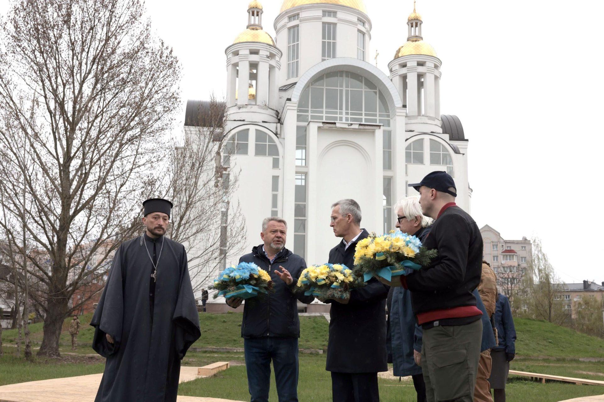 Єнс Столтенберг відвідав Бучу