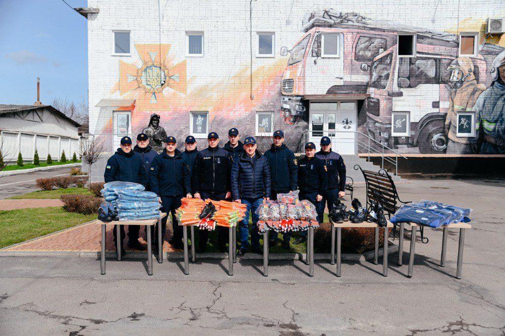 Пожежники отримують спецодяг.