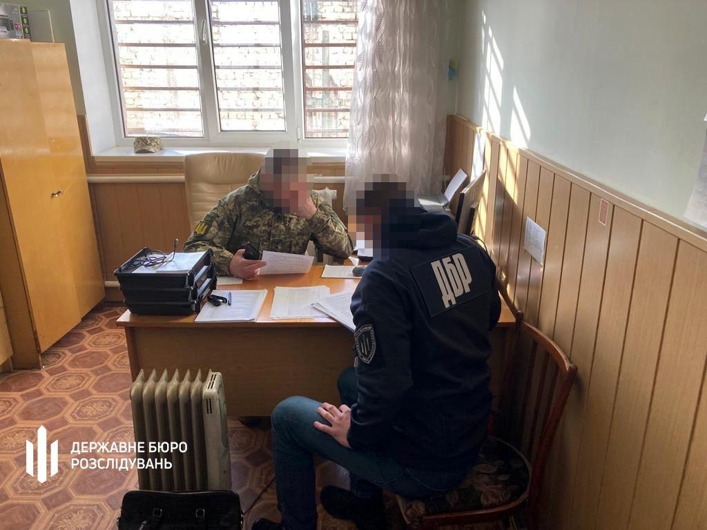 ДБР виявило зловживання із бойовими доплатами для військових, які служать на Рівненщині (відео)