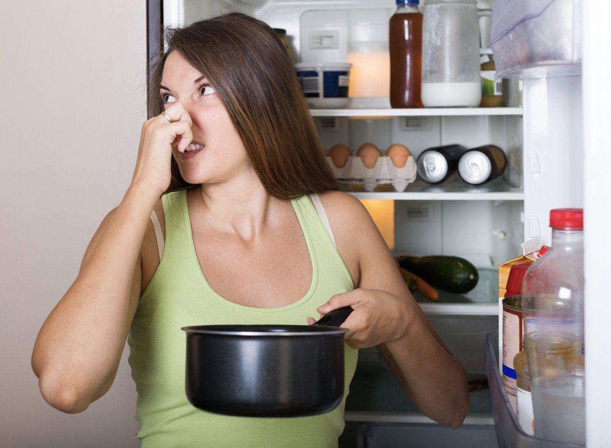 Як усунути неприємний запах із холодильника