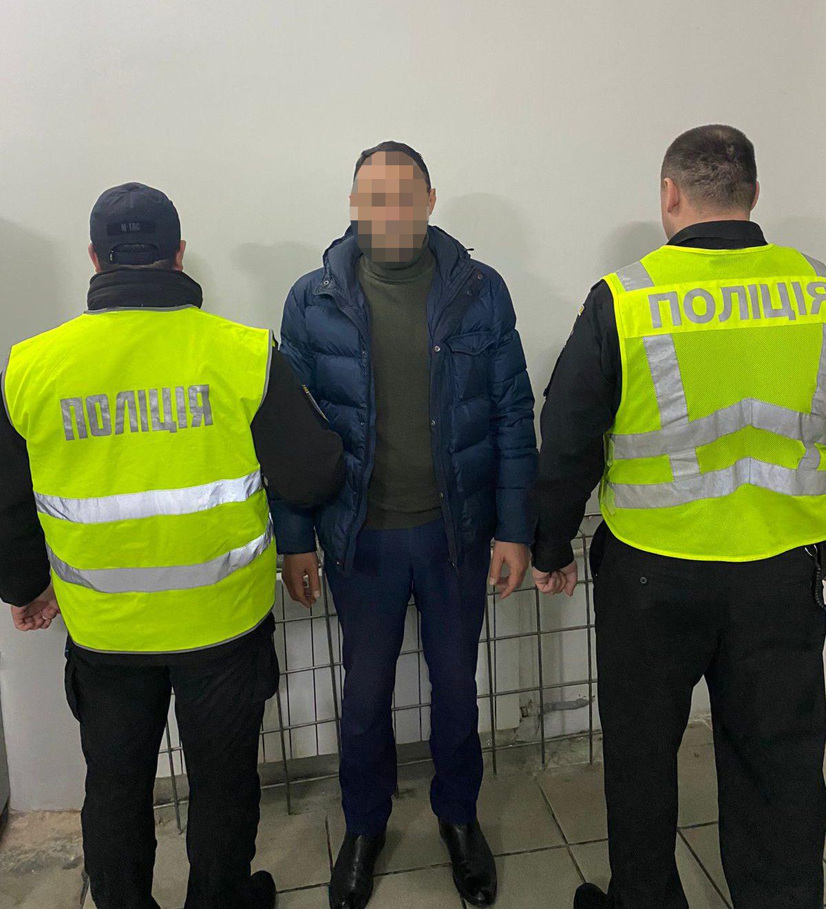 У Києві чоловік обстріляв кіоск з відвідувачами